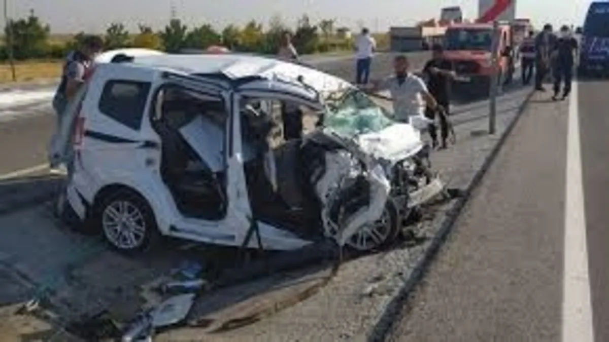 Hafif ticari araç TIR’a çarptı: 2 ölü, 3 yaralı