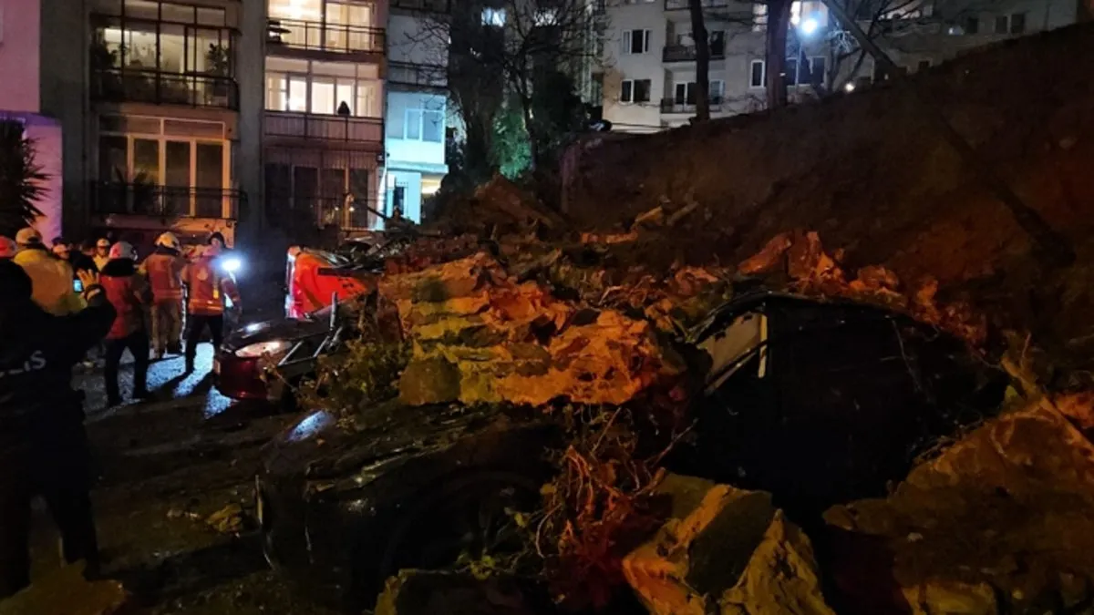 Beşiktaş’ta istinat duvarı 8 aracın üstüne çöktü