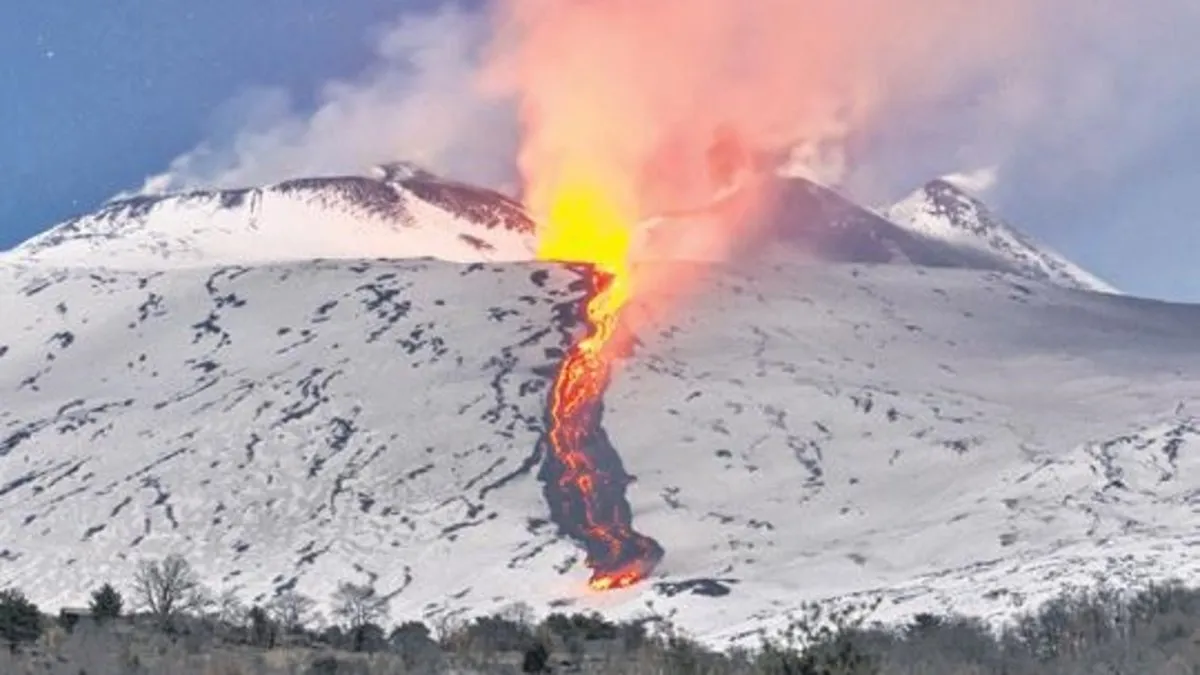 Etna, 3 gündür lav püskürtüyor